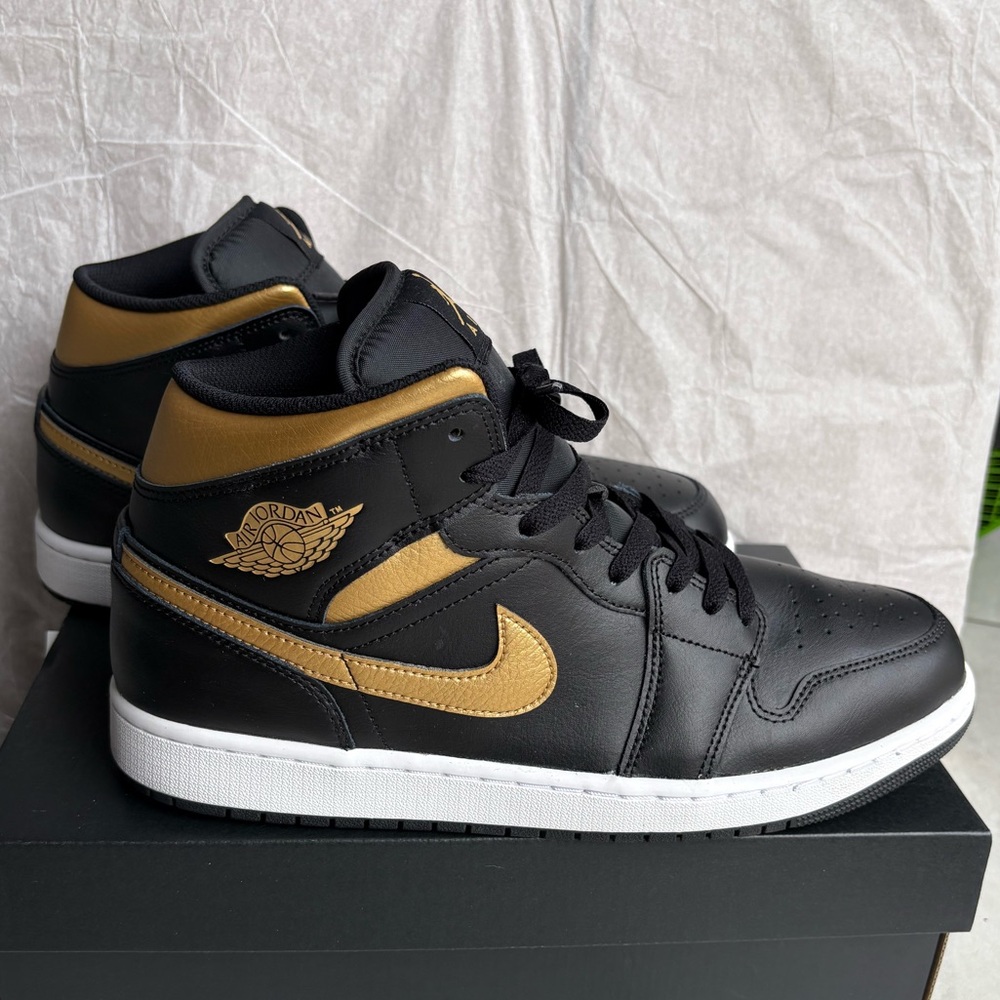 MENS SIZE 12 JORDAN AIR JORDAN 1 MID